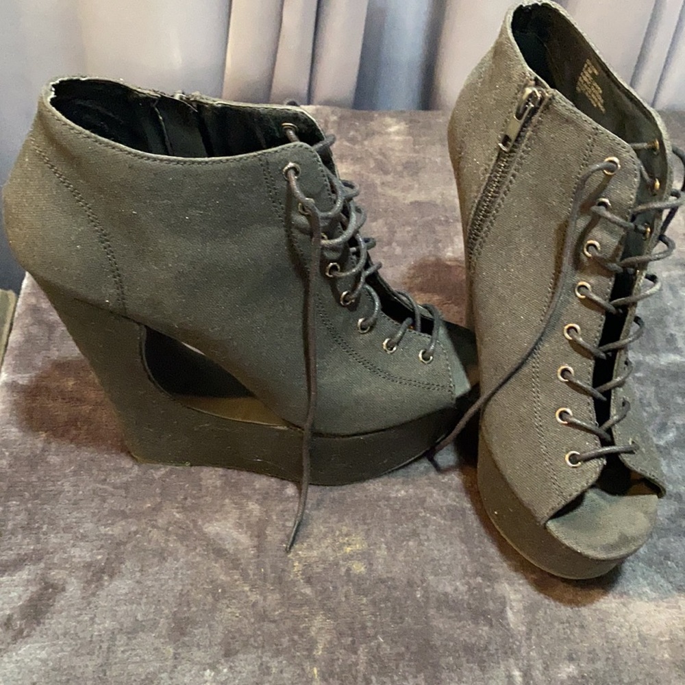 Heels - Picture 3 of 3
